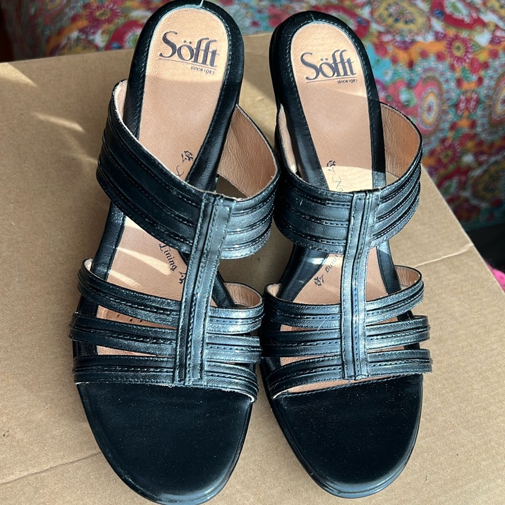 NWOT SOFFT Strappy Leather Sandals Black sz:9M w/ patent detail, comfort tech!